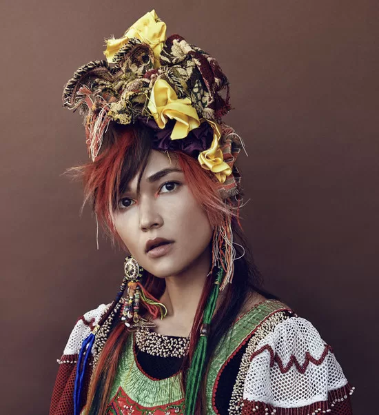 Michaela Boháčová je tvůrce tohoto účesu. Žena vypadá jako indiánka. Má tmavou pleť a na hlavě doslova kytici.