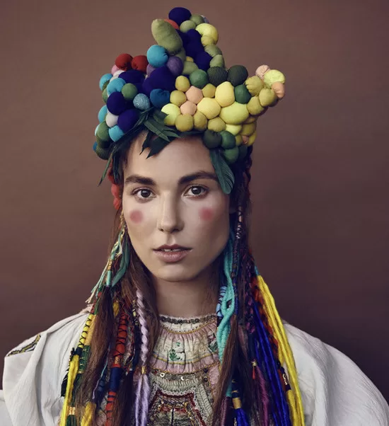 Michaela Boháčová je tvůrce tohoto účesu. Žena vypadá jako indiánka. Má tmavou pleť a na hlavě doslova kytici.