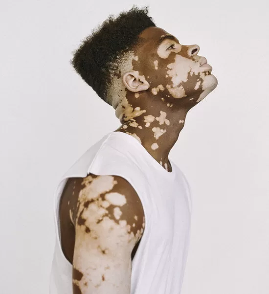 Jan Balcařík je tvůrcem uprav tohoto účesu. Vlasy jako voják, černé a rostou rovně nahoru