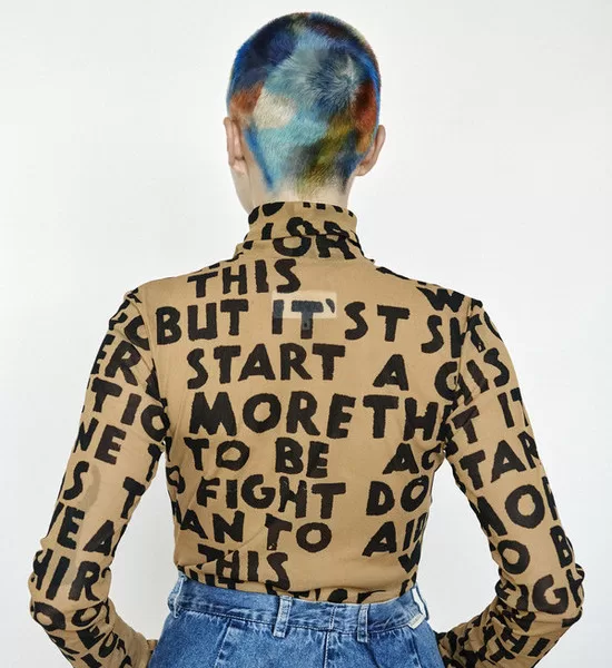 Nikol Hlaváčková je tvůrkyní tohoto účesu. Žena má délku vlasů na ježka a odstín v modré.