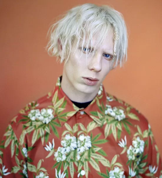 Jan Balcařík je tvůrcem uprav tohoto účesu. Vlasy bílé jako stěna, splihlé až do obličeje a muž je albín.