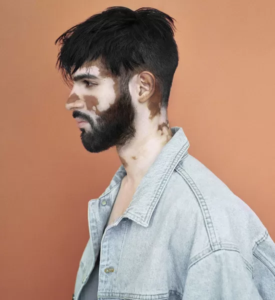 Jan Balcařík je tvůrcem uprav tohoto účesu. Normální účes, černé a husté vlasy napojené na plnovous.