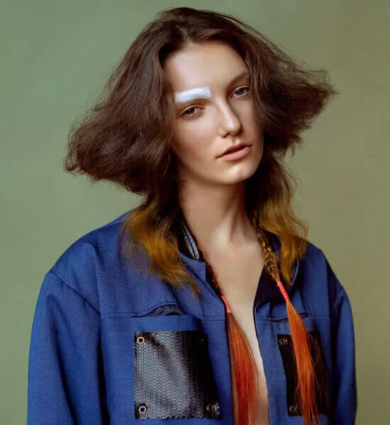 Fotografie v galerii od Jan Balcařík, který vytvořil vzhled této ženy. Zelené pozadí, žena hnědé vlasy. Fotka je z čelního pohledu. Na sobě má modrou košili.